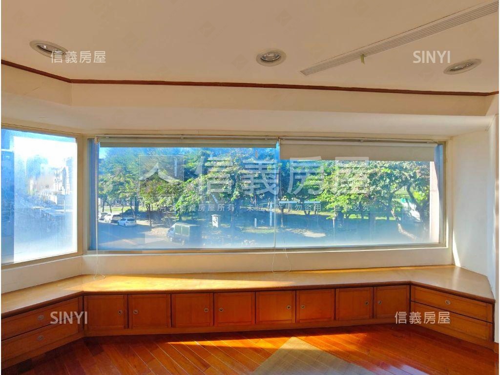 臨路雙平車位霸氣角間店住房屋室內格局與周邊環境