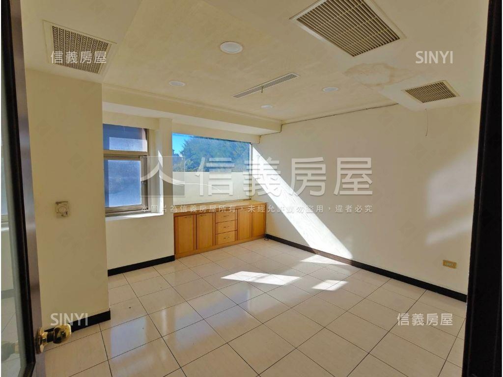 臨路雙平車位霸氣角間店住房屋室內格局與周邊環境