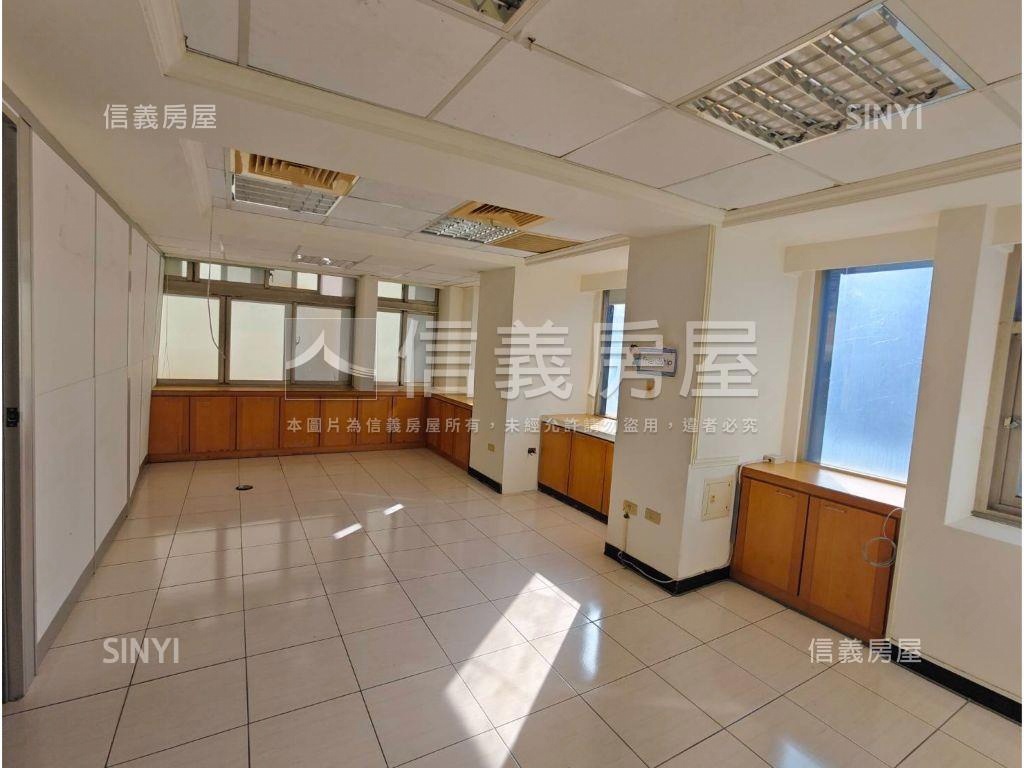 臨路雙平車位霸氣角間店住房屋室內格局與周邊環境