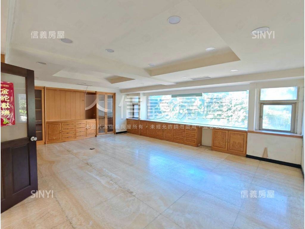 臨路雙平車位霸氣角間店住房屋室內格局與周邊環境