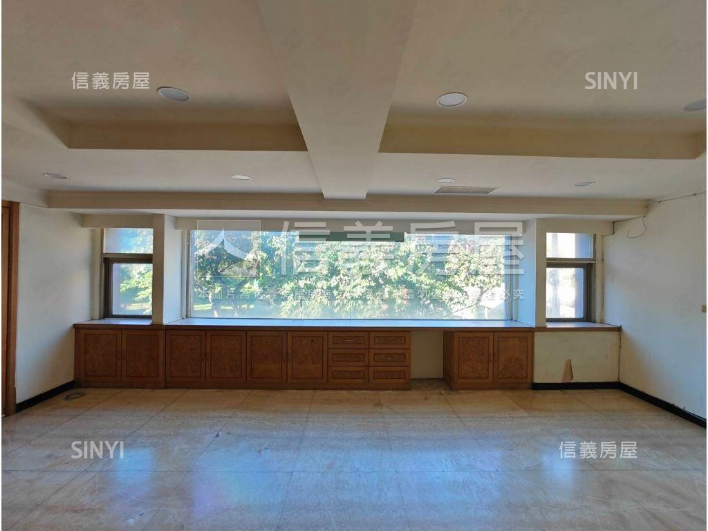 臨路雙平車位霸氣角間店住房屋室內格局與周邊環境