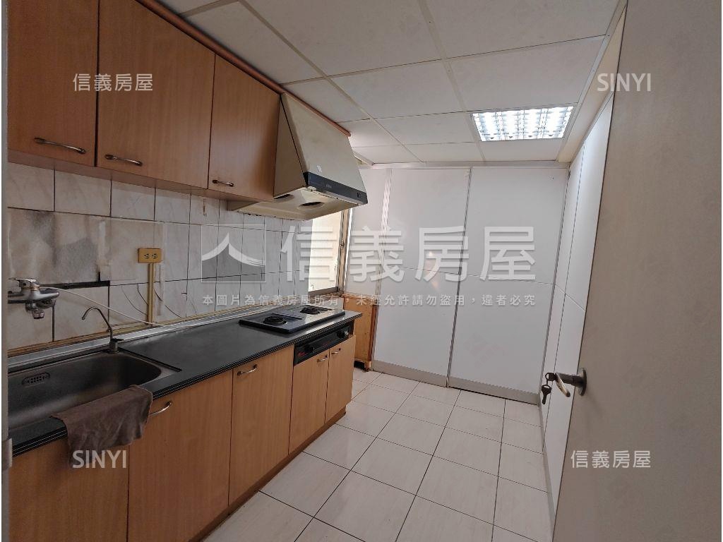 臨路雙平車位霸氣角間店住房屋室內格局與周邊環境