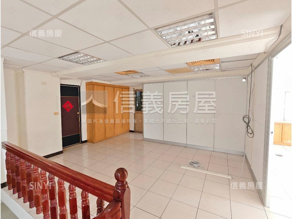 臨路雙平車位霸氣角間店住房屋室內格局與周邊環境