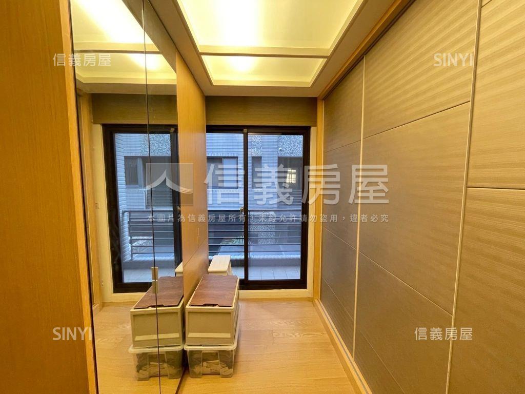 成功國中雙車位透天房屋室內格局與周邊環境