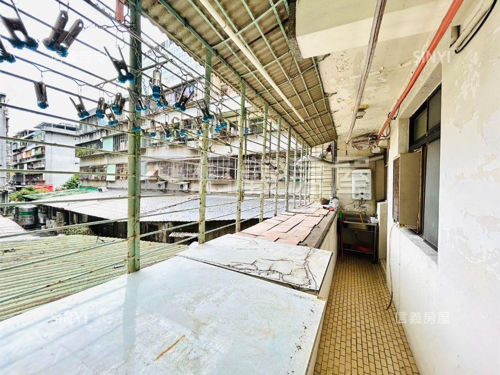 近內科稀有釋出黃金二樓房屋室內格局與周邊環境