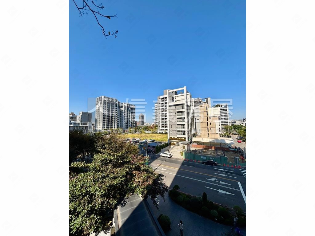 鉅虹水岸岩附裝潢三房平車房屋室內格局與周邊環境