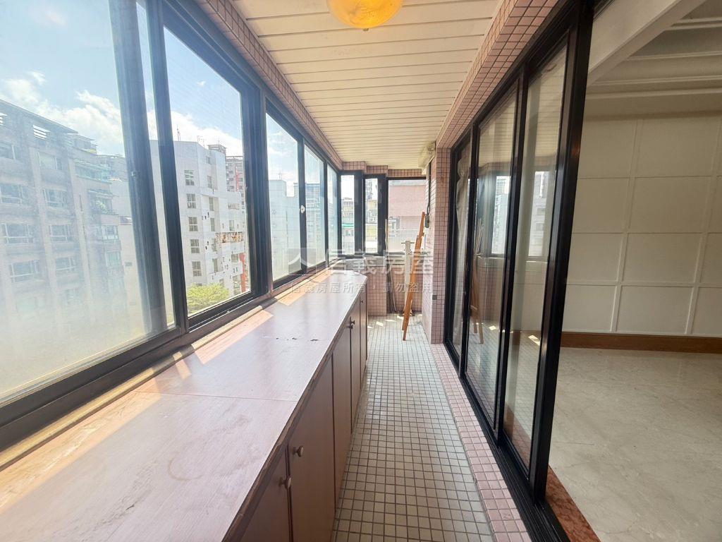 稀有台大御花園４房車位房屋室內格局與周邊環境