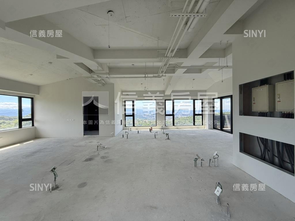 陽明山群山景觀別墅房屋室內格局與周邊環境