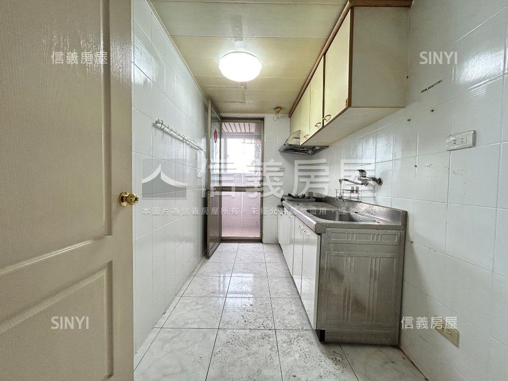 近車站採光大四房附車位房屋室內格局與周邊環境