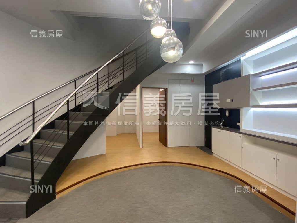 主幹道馬路邊近捷運店面房屋室內格局與周邊環境