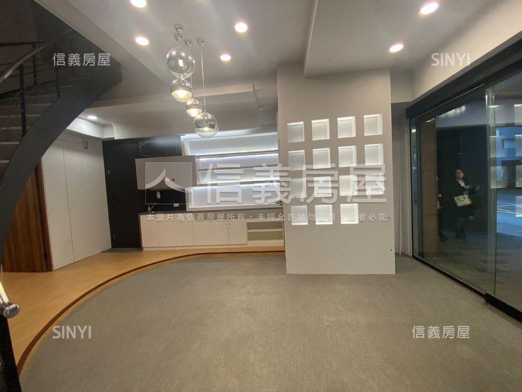 主幹道馬路邊近捷運店面房屋室內格局與周邊環境