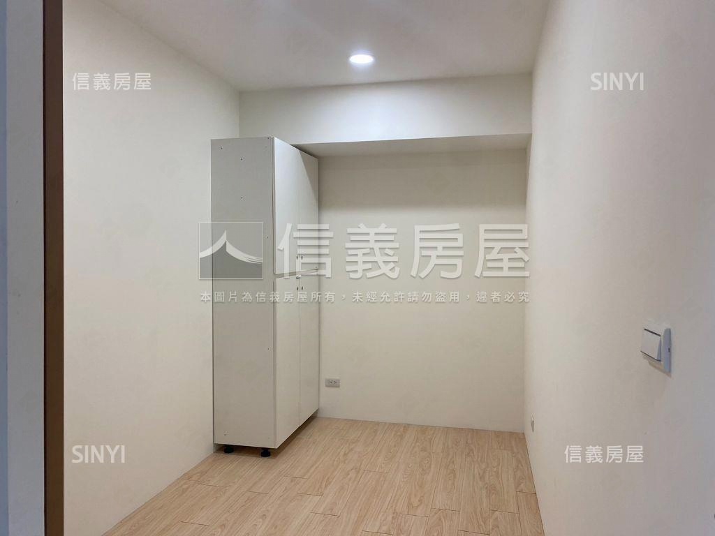 主幹道馬路邊近捷運店面房屋室內格局與周邊環境