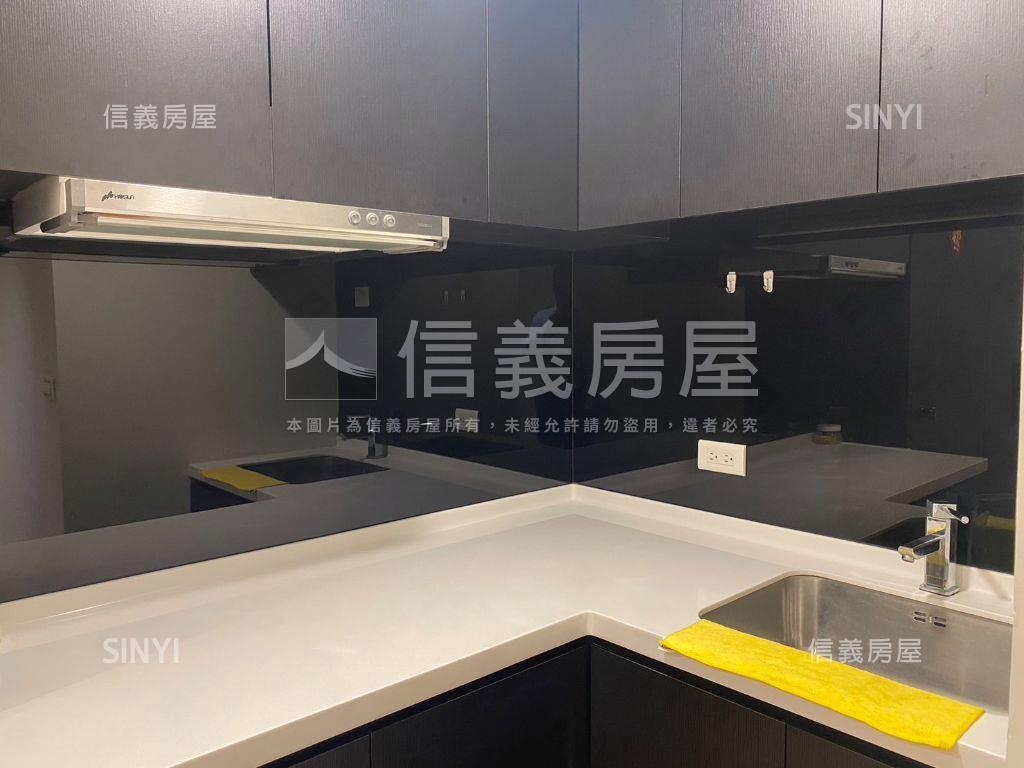 主幹道馬路邊近捷運店面房屋室內格局與周邊環境
