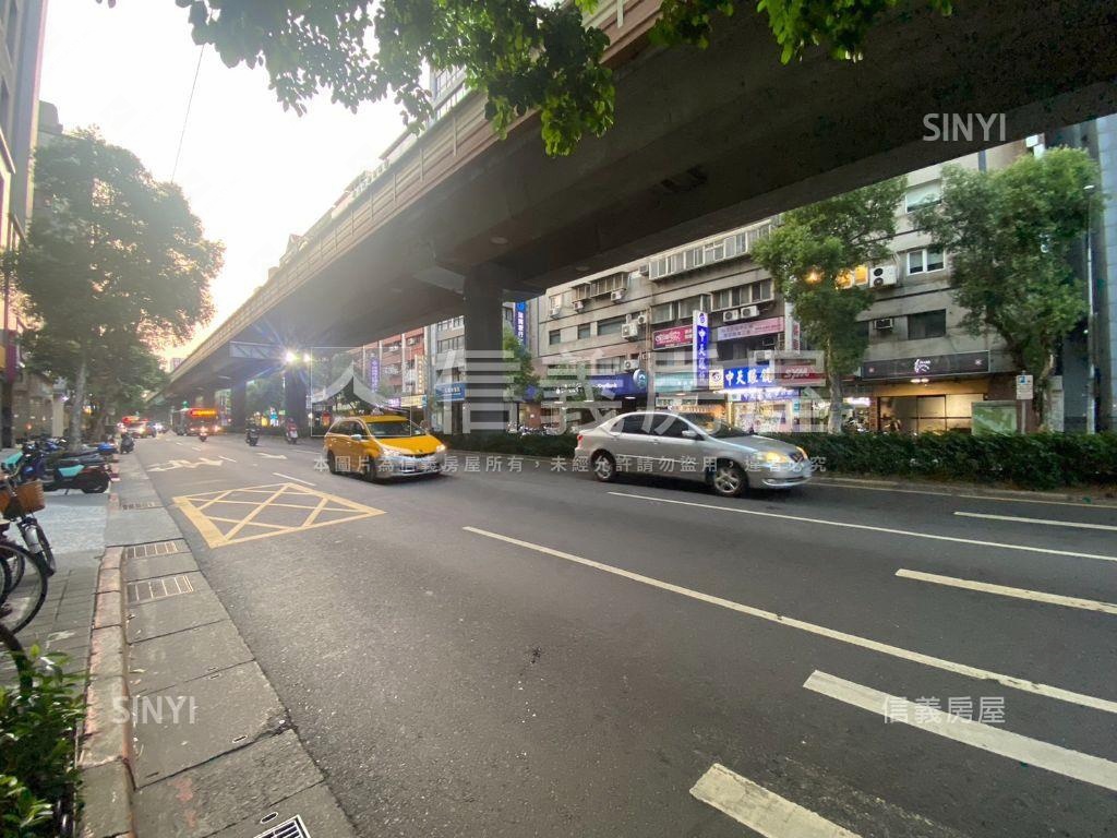 主幹道馬路邊近捷運店面房屋室內格局與周邊環境