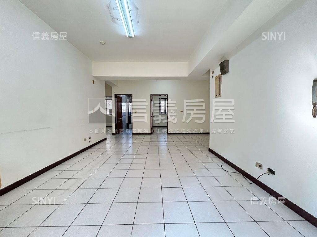 行情出售南區雙陽台大三房房屋室內格局與周邊環境