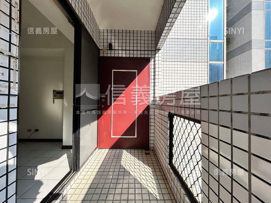 行情出售南區雙陽台大三房房屋室內格局與周邊環境