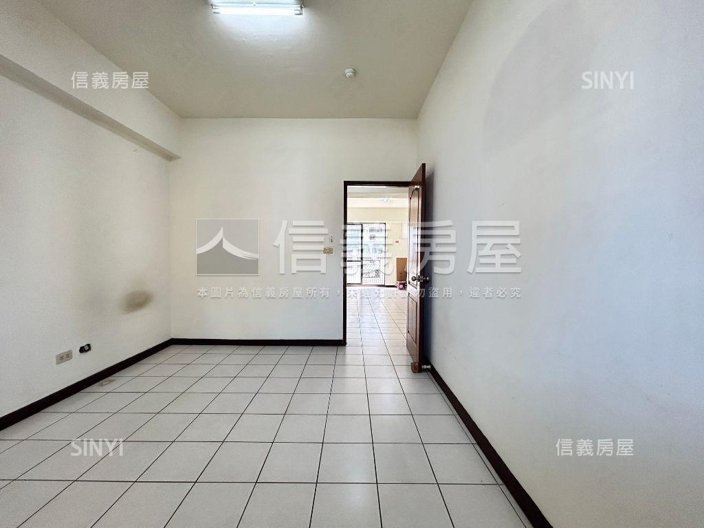 行情出售南區雙陽台大三房房屋室內格局與周邊環境