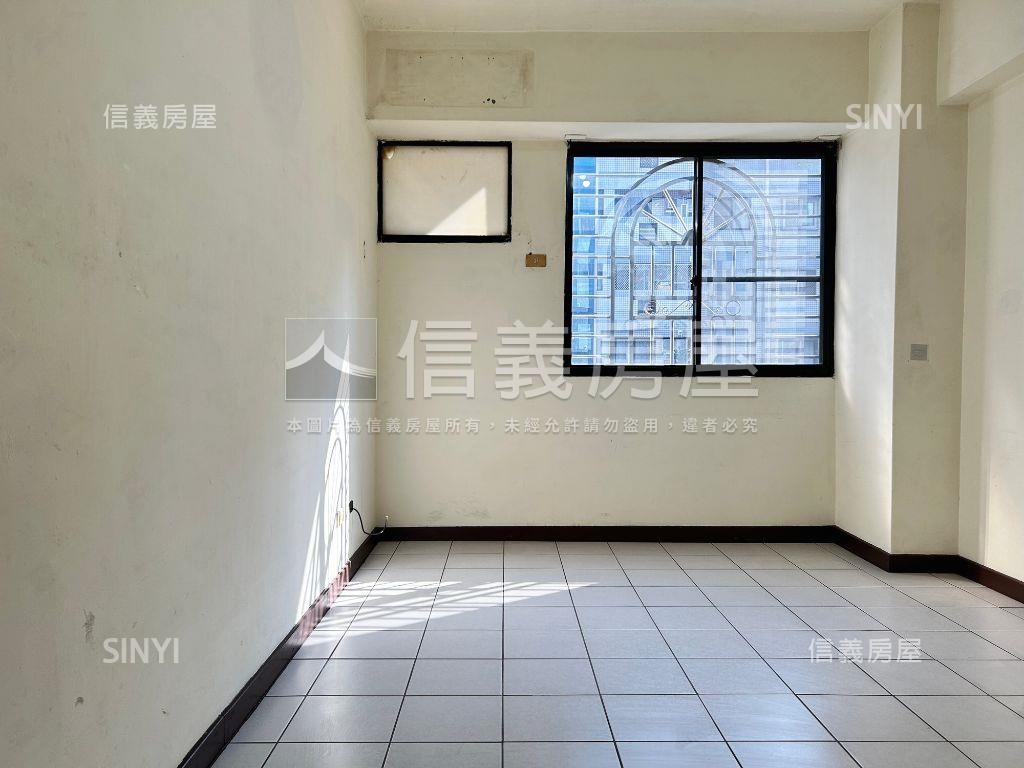 行情出售南區雙陽台大三房房屋室內格局與周邊環境