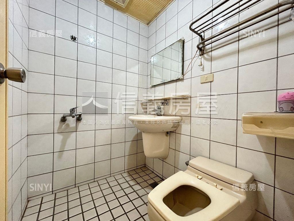 行情出售南區雙陽台大三房房屋室內格局與周邊環境