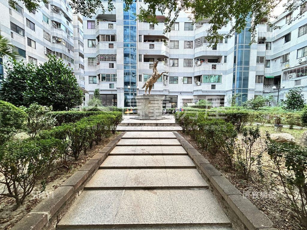 行情出售南區雙陽台大三房房屋室內格局與周邊環境