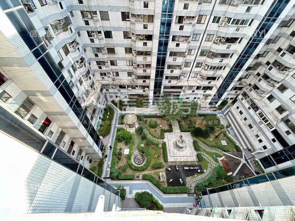 行情出售南區雙陽台大三房房屋室內格局與周邊環境