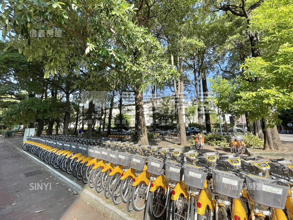 行情出售南區雙陽台大三房房屋室內格局與周邊環境