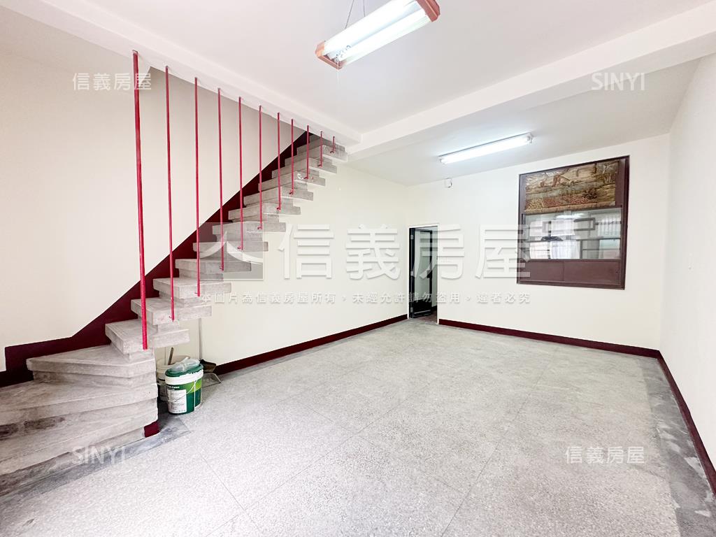 近車站朝南商用地美透天房屋室內格局與周邊環境