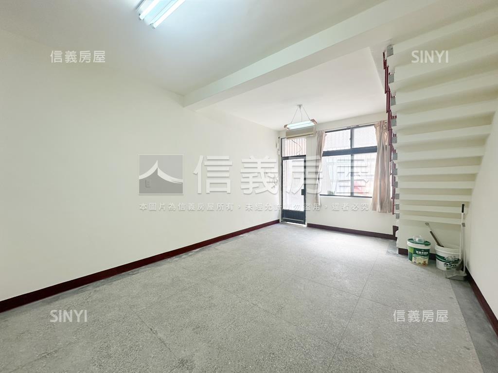 近車站朝南商用地美透天房屋室內格局與周邊環境