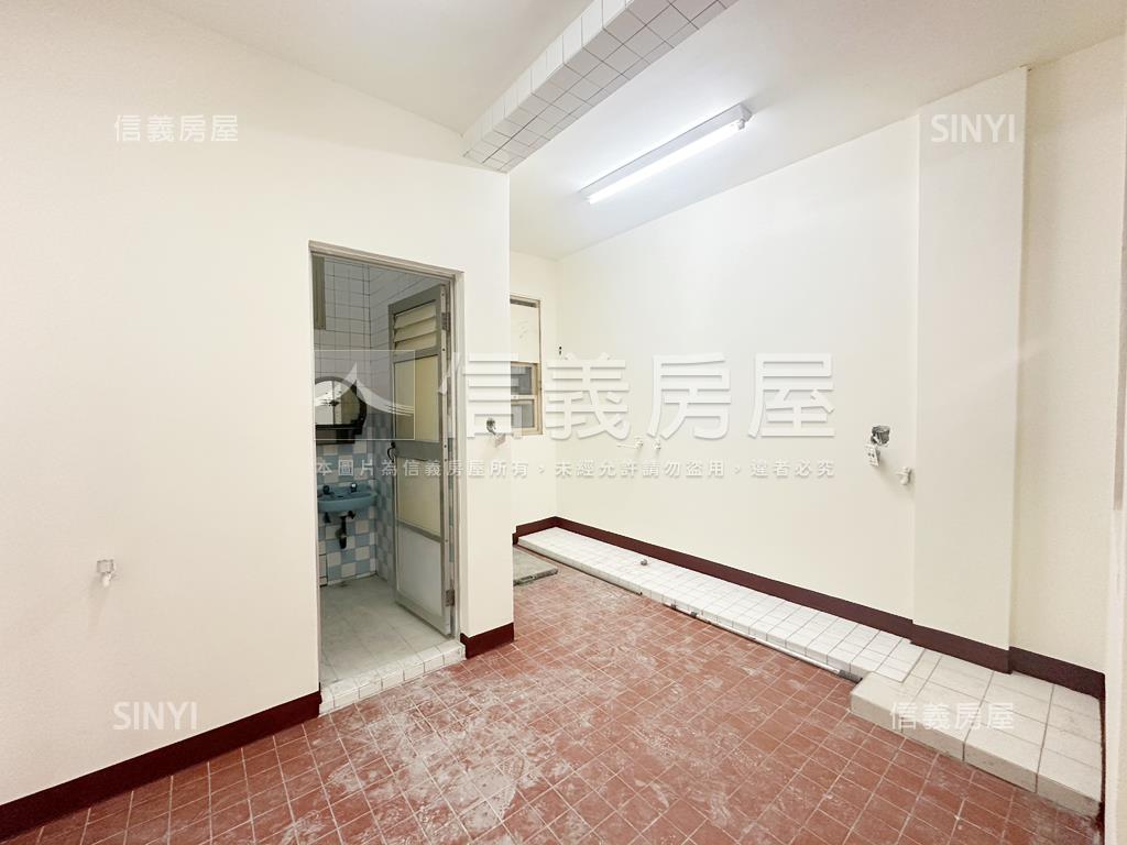 近車站朝南商用地美透天房屋室內格局與周邊環境