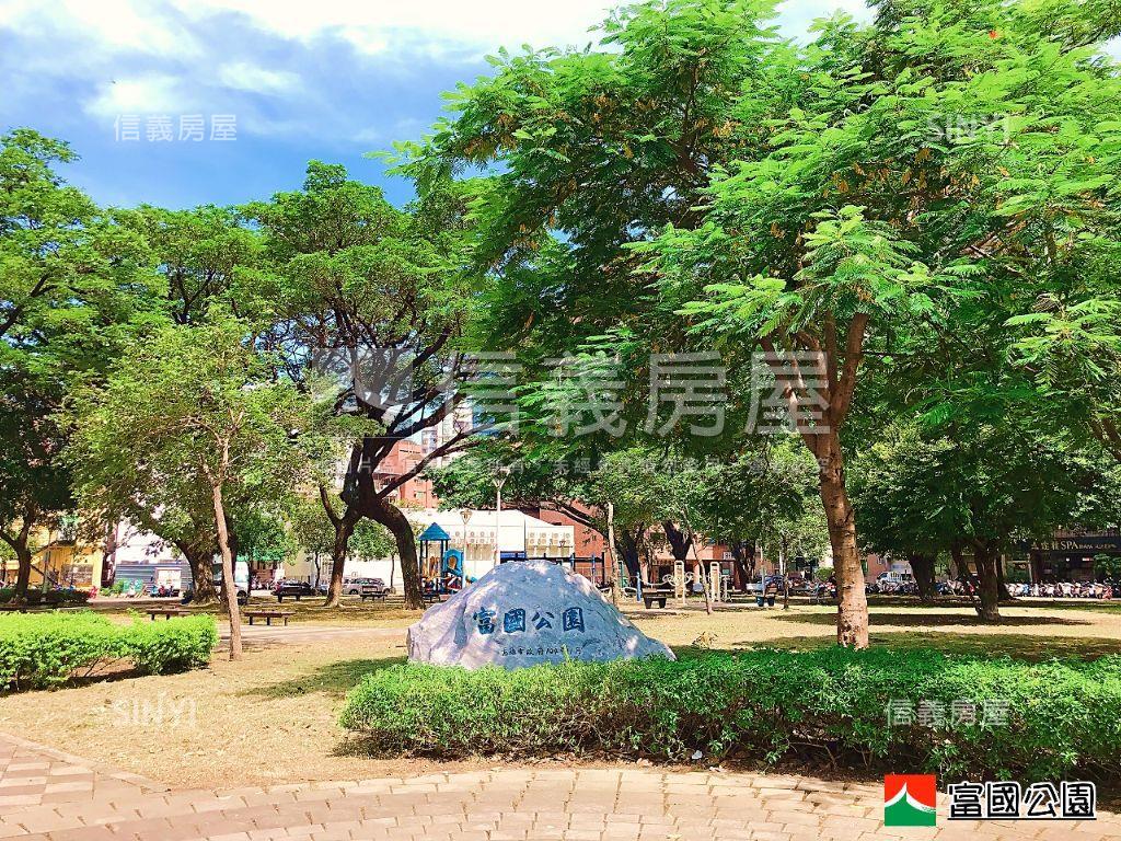 巨蛋商圈蛋黃區金店面附車房屋室內格局與周邊環境