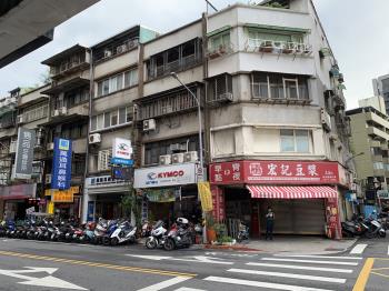 正延吉街角窗店面
