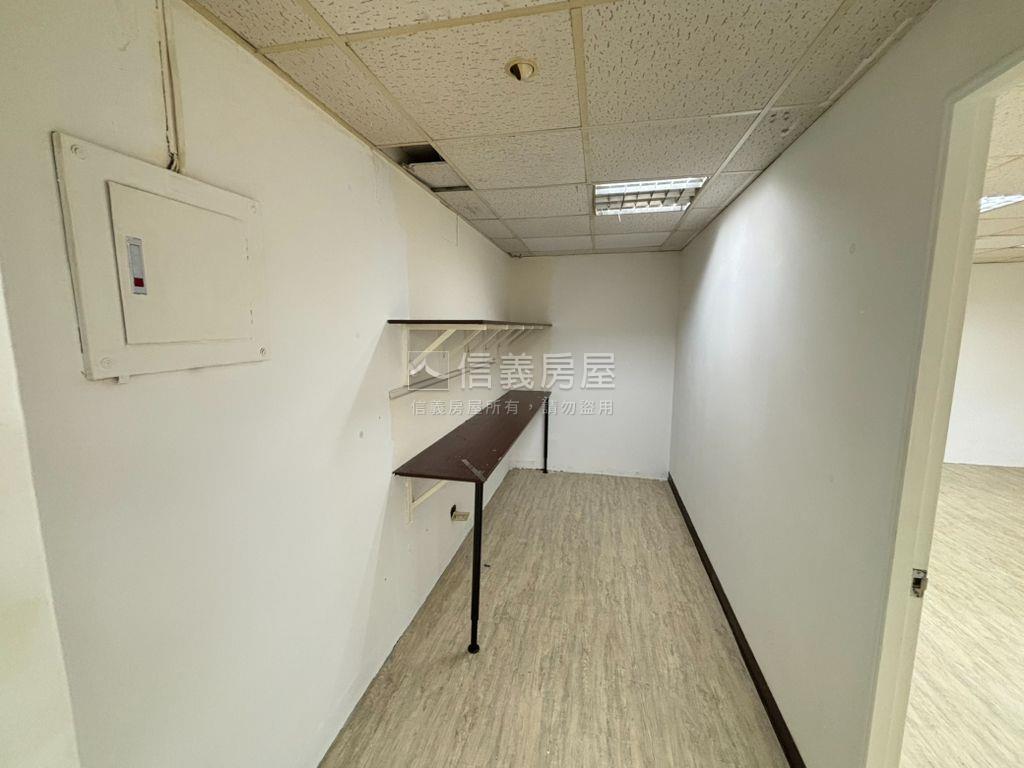 經典玻璃帷幕方正辦公房屋室內格局與周邊環境