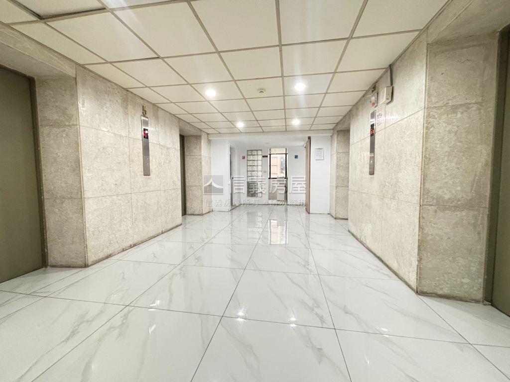 經典玻璃帷幕方正辦公房屋室內格局與周邊環境
