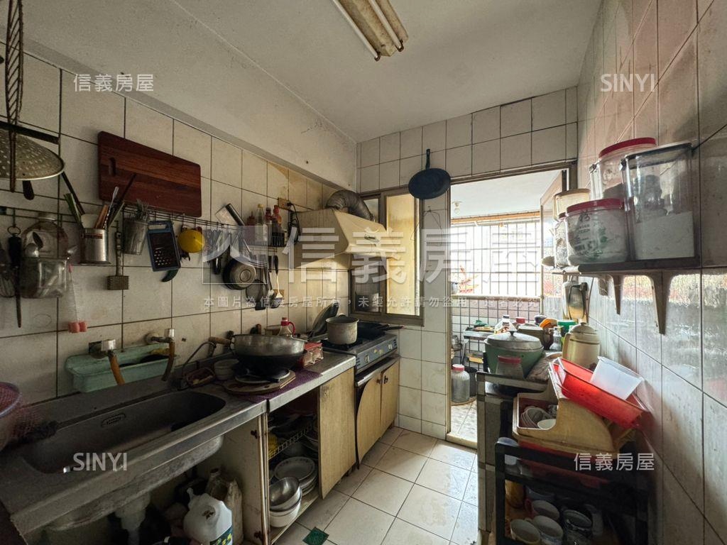 高工商圈機能三房房屋室內格局與周邊環境