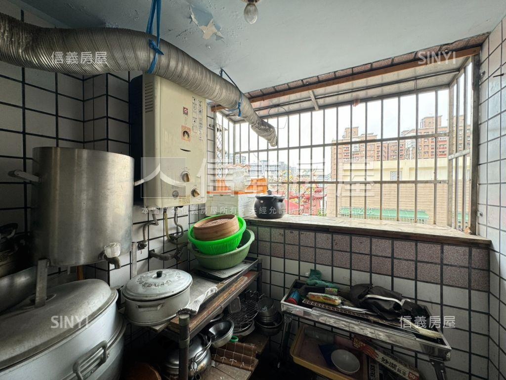 高工商圈機能三房房屋室內格局與周邊環境