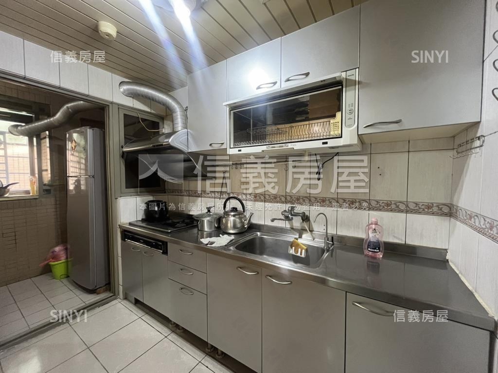 僑愛新村三房車位房屋室內格局與周邊環境