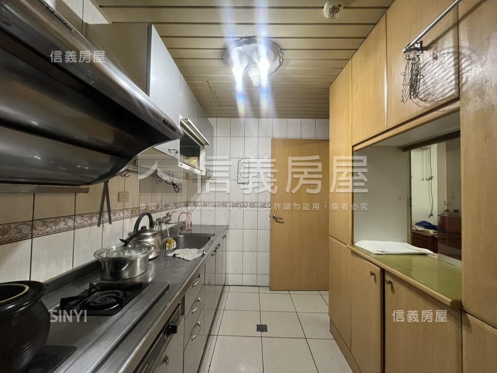 僑愛新村三房車位房屋室內格局與周邊環境