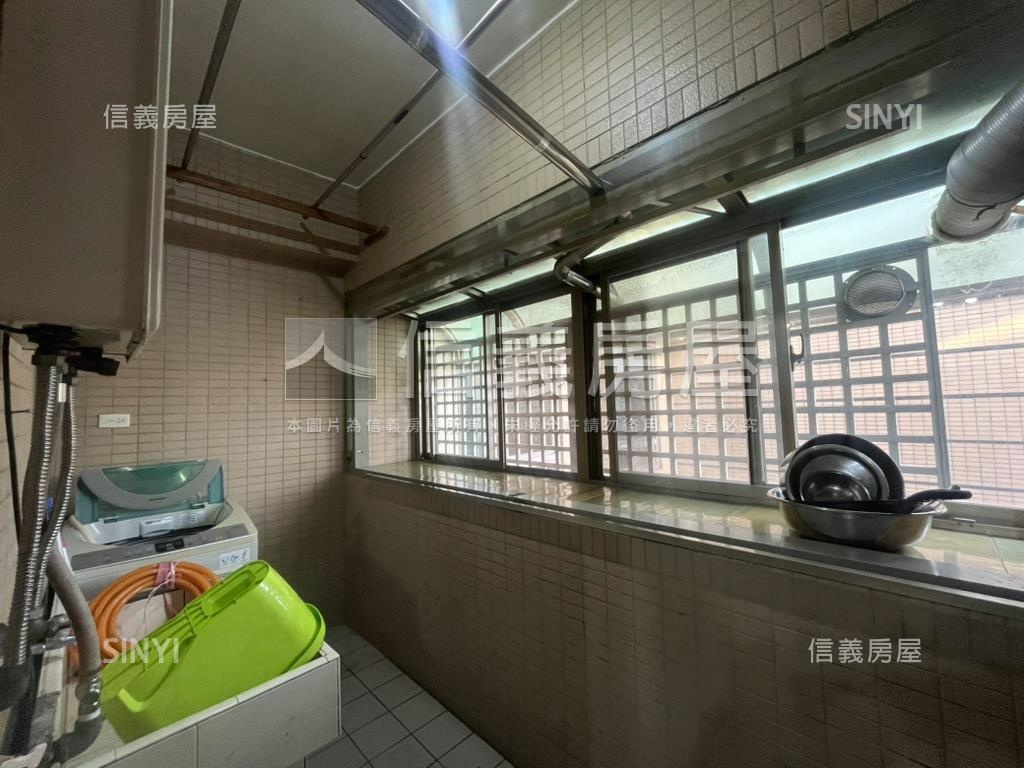 僑愛新村三房車位房屋室內格局與周邊環境