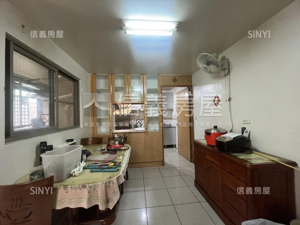 僑愛新村三房車位房屋室內格局與周邊環境