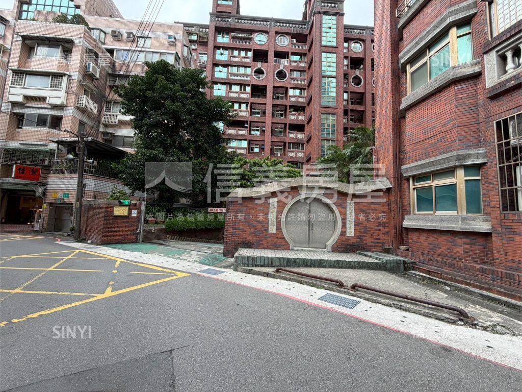 東方鴻車位房屋室內格局與周邊環境