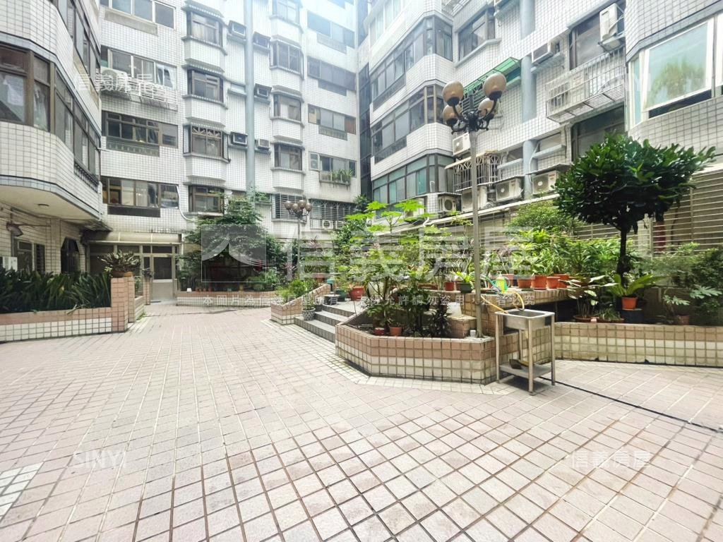 甲山林羅浮宮電梯大戶房屋室內格局與周邊環境