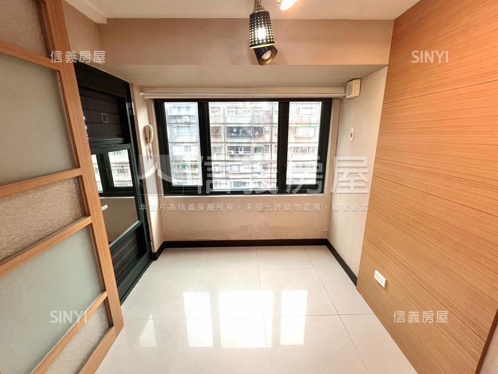 ＥＡＴ時尚館首選約看方便房屋室內格局與周邊環境