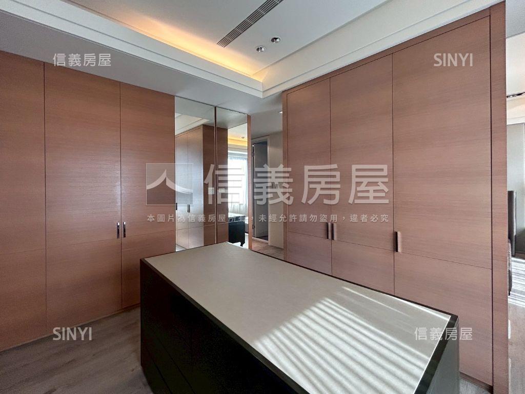 精銳米蘭裝潢雙車預約看屋房屋室內格局與周邊環境