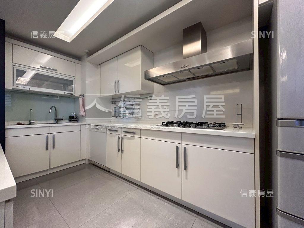 精銳米蘭裝潢雙車預約看屋房屋室內格局與周邊環境