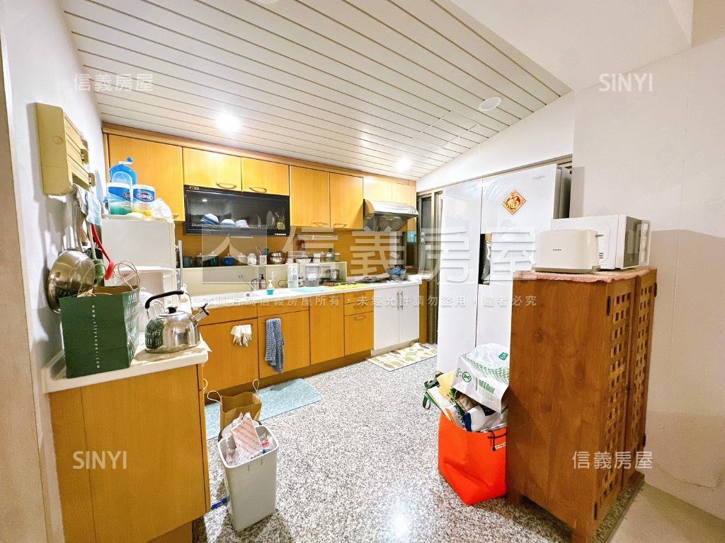 東區商圈美妝華厦１樓房屋室內格局與周邊環境