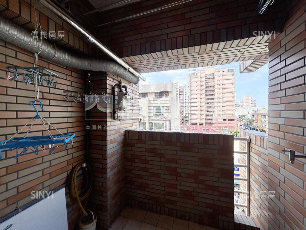 凹子底捷運百貨三房平車房屋室內格局與周邊環境