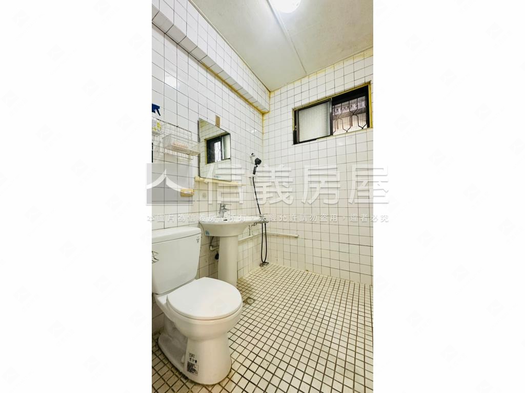 近巨城光華２樓美公寓房屋室內格局與周邊環境