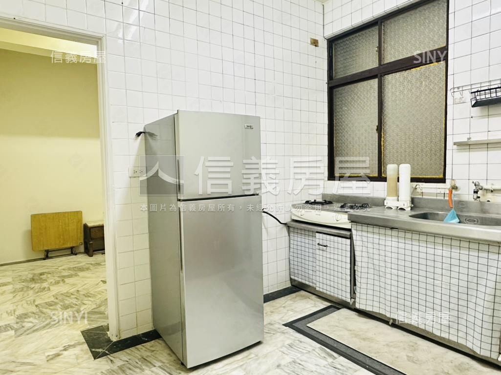 近巨城光華２樓美公寓房屋室內格局與周邊環境