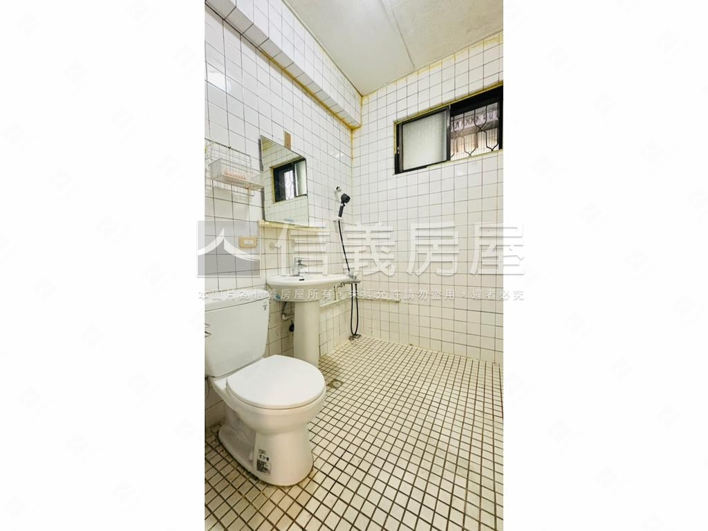 近巨城光華２樓美公寓房屋室內格局與周邊環境