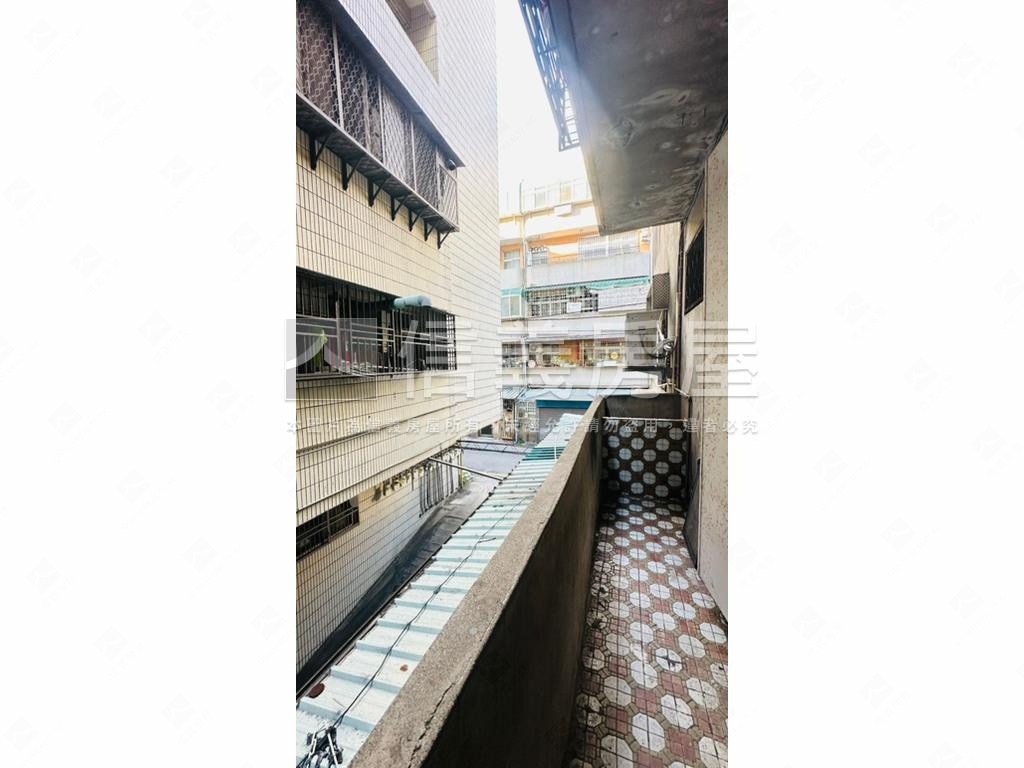 近巨城光華２樓美公寓房屋室內格局與周邊環境